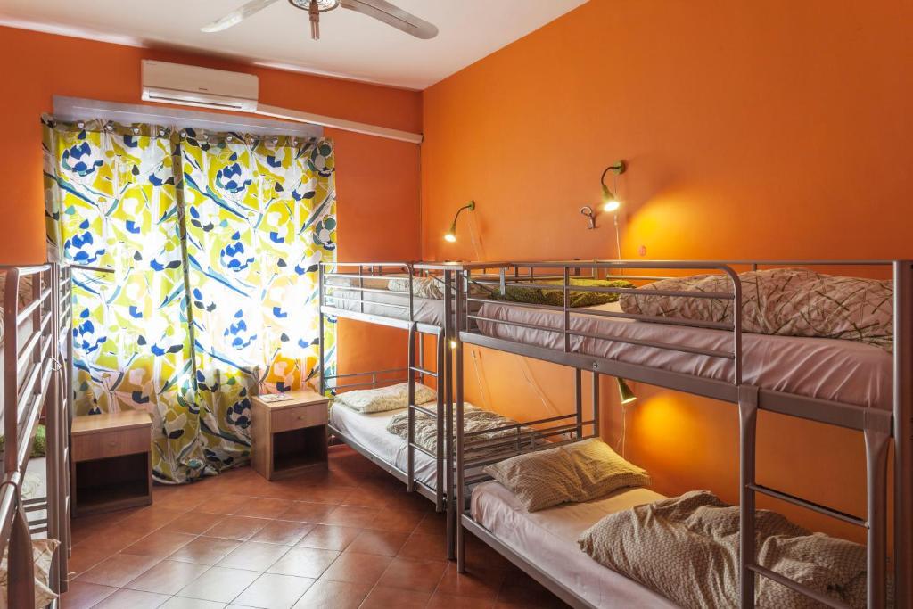 Posto Letto in Dormitorio Misto con 8 Letti