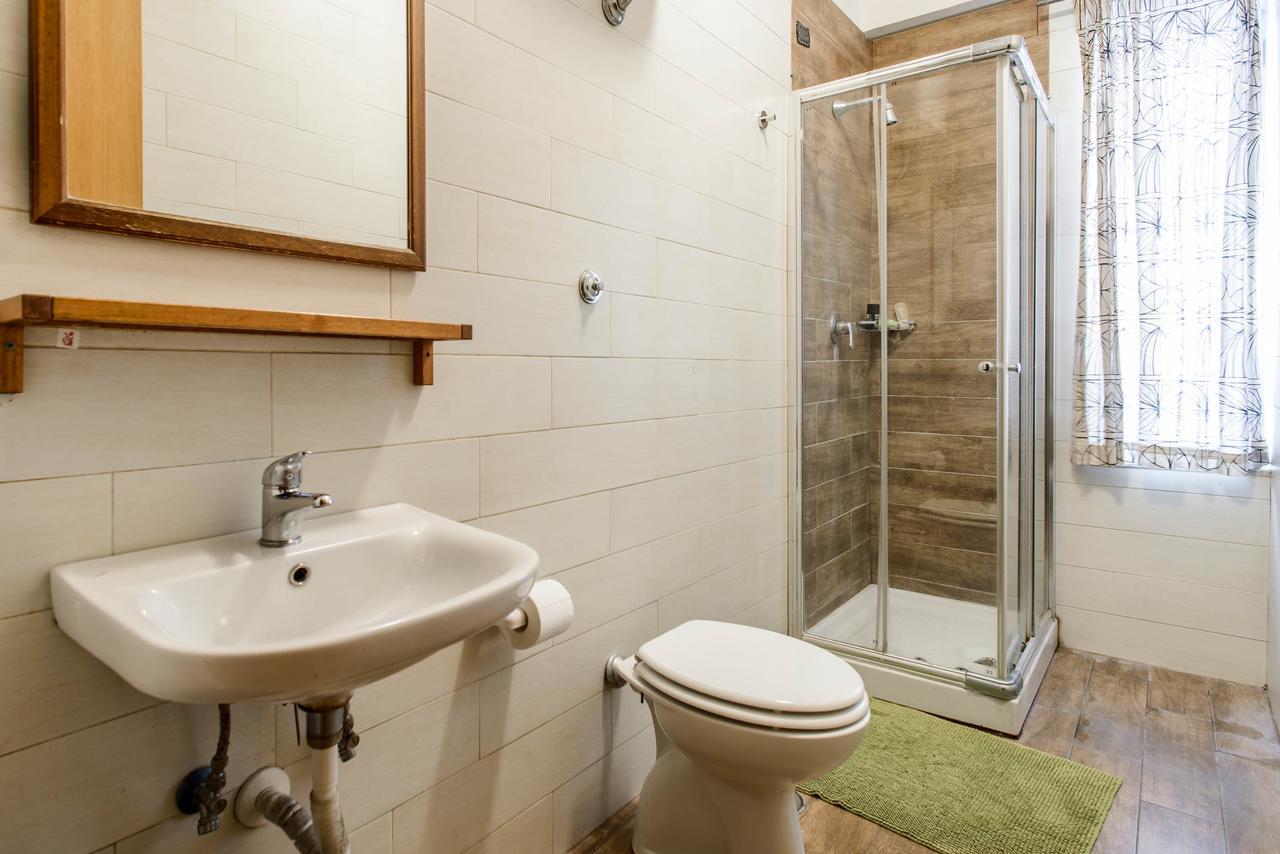 Posto Letto in Dormitorio con 4 Letti